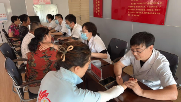 九鼎配资 践行 “德馨技精” 使命——崂山区医疗健康集团沙子口街道社区卫生服务中心医师节义诊惠民生